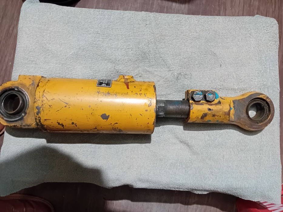 Silownik przechylu pochyłu masztu