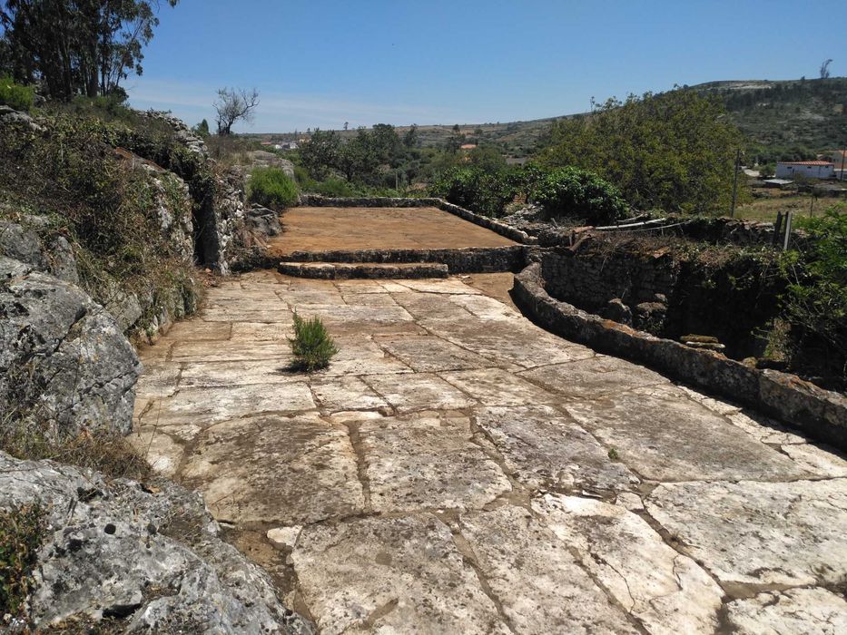Quintinha com casas antigas em pedra para reconstrução