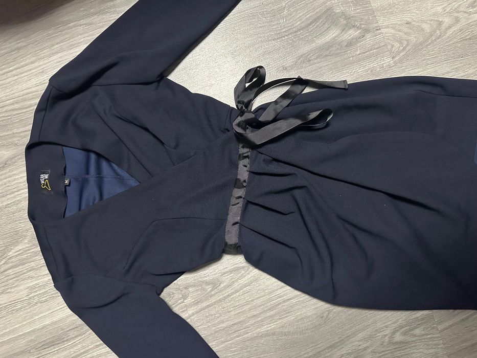 Темно-синя сукня на запах