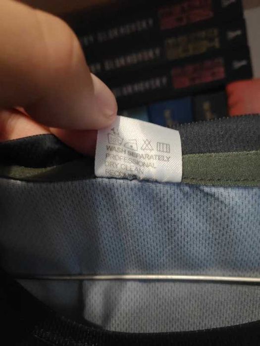 Koszuka z podobizną jokera. Rozm. M.