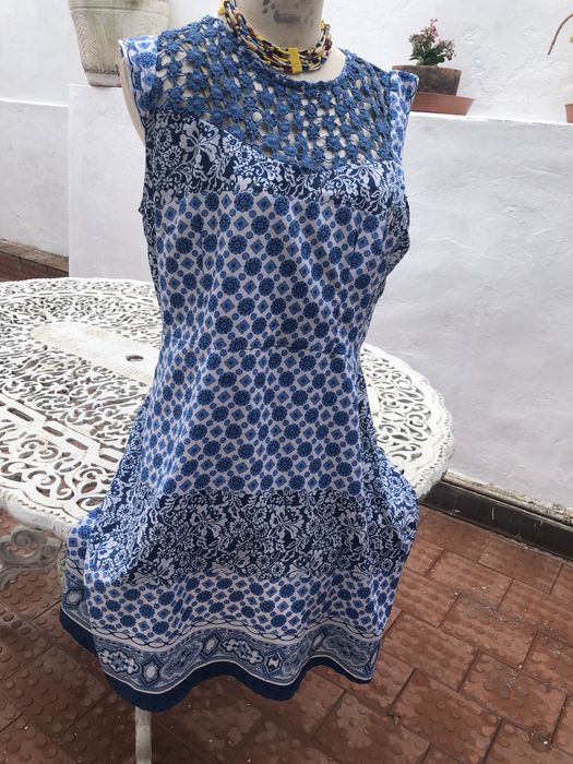 Bonito vestido em tom de azul com renda