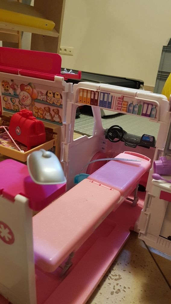 Barbie karetka mobilna klinika