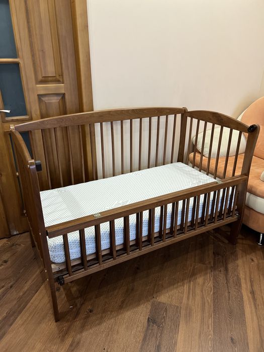 Дитяче ліжечко з маятником і видвижним ящиком