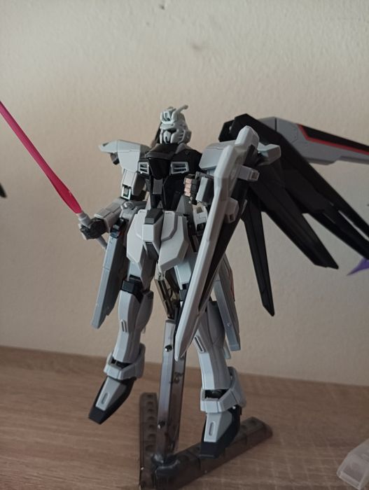 1/144 RG Freedom Gundam figurka