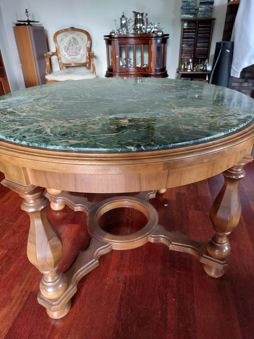 Stół drewniany z blatem marmurowym