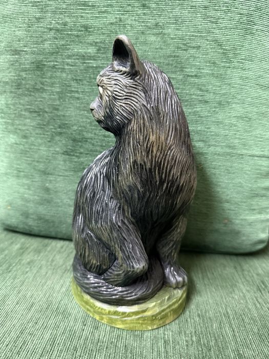 Ręcznie rzeźbiona figurka kota z drewna, rękodzieło