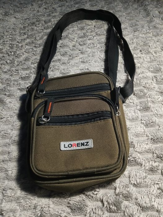 Зелена сумка з багатьма карманами