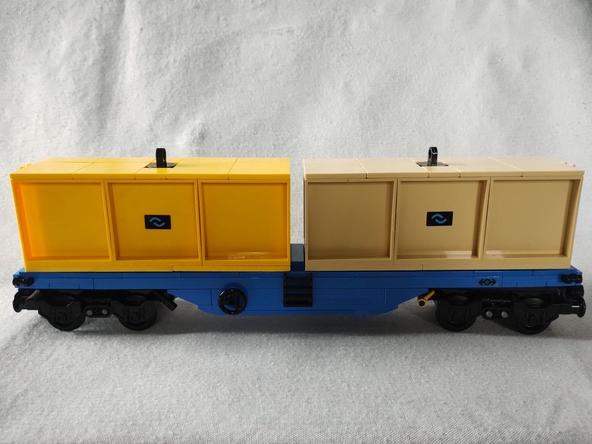 LEGO train, pociąg towarowy, wielki wagon kolejowy z kontenerami