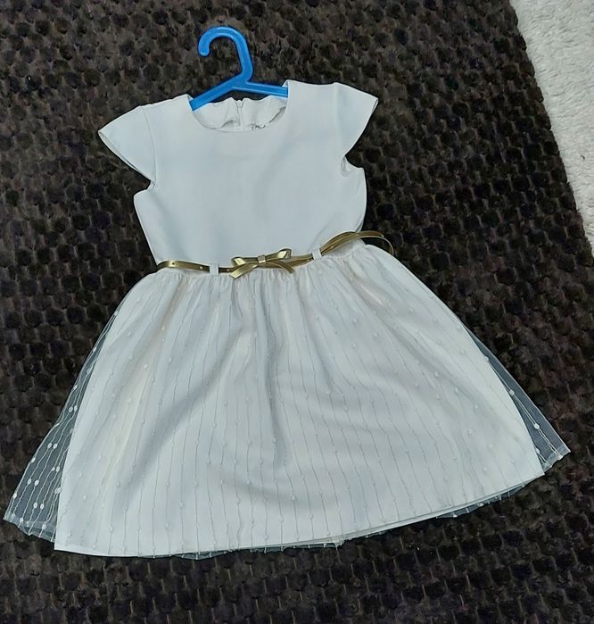 Śmietankowa sukienka 140