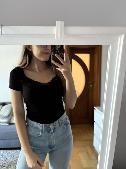 Czarna bluzka z krótkim rękawem z koronką na dekolcie