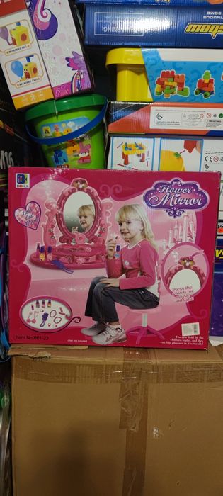 Зеркало, трюмо, туалетный столик, собака в сумке, кукла с кроватью