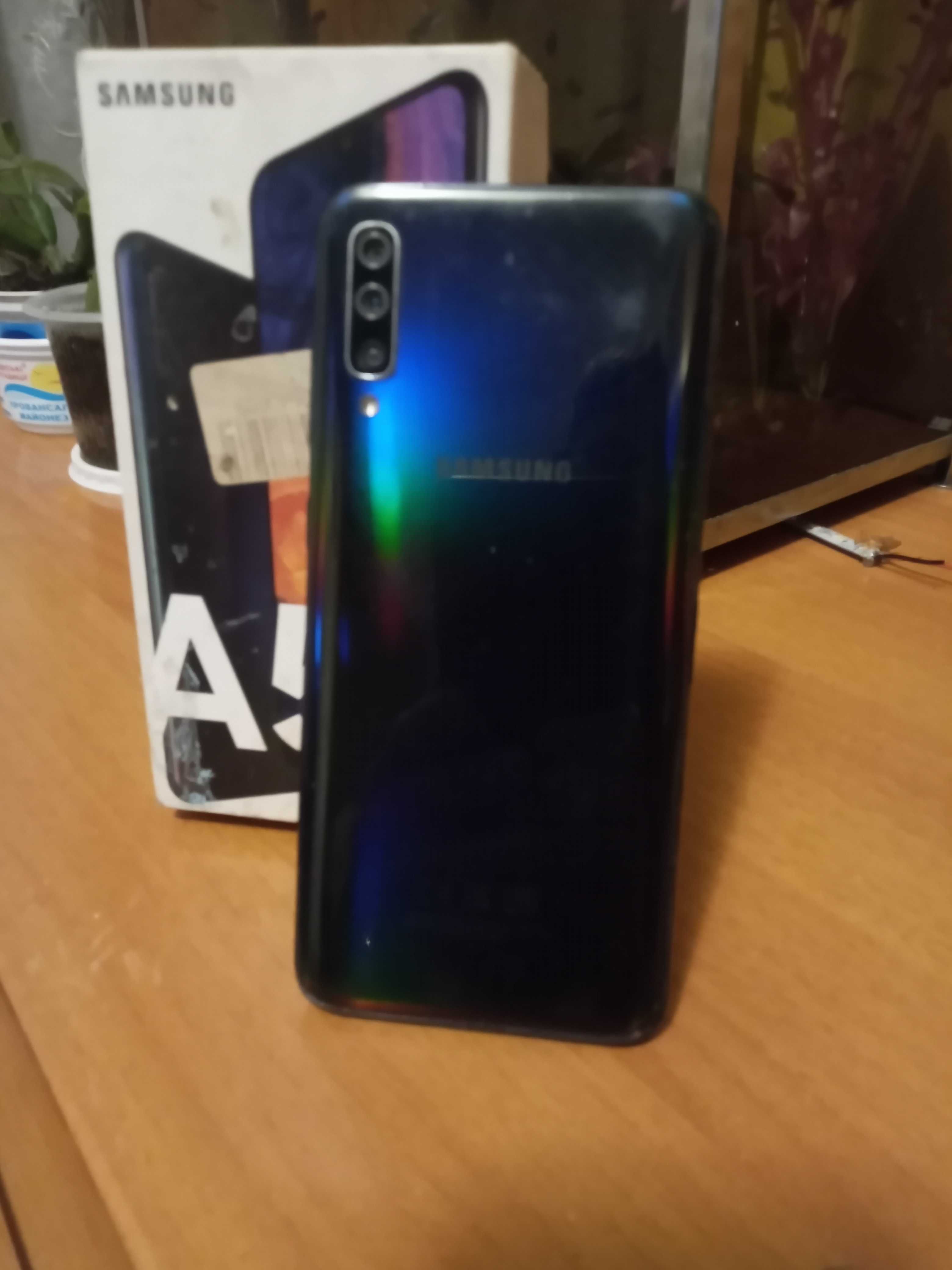 Продам Samsung A50  4|64