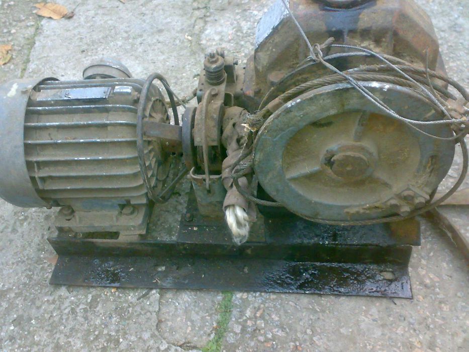 Электро лебедка .3 квт 1420 об мин.для  подъема лодки.машины         .