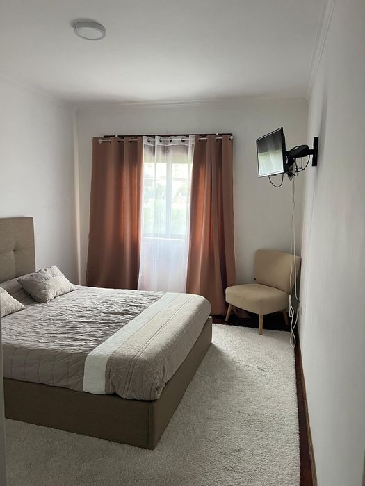 Cama Sommier com colchão incluído. Tem arrumação por baixo