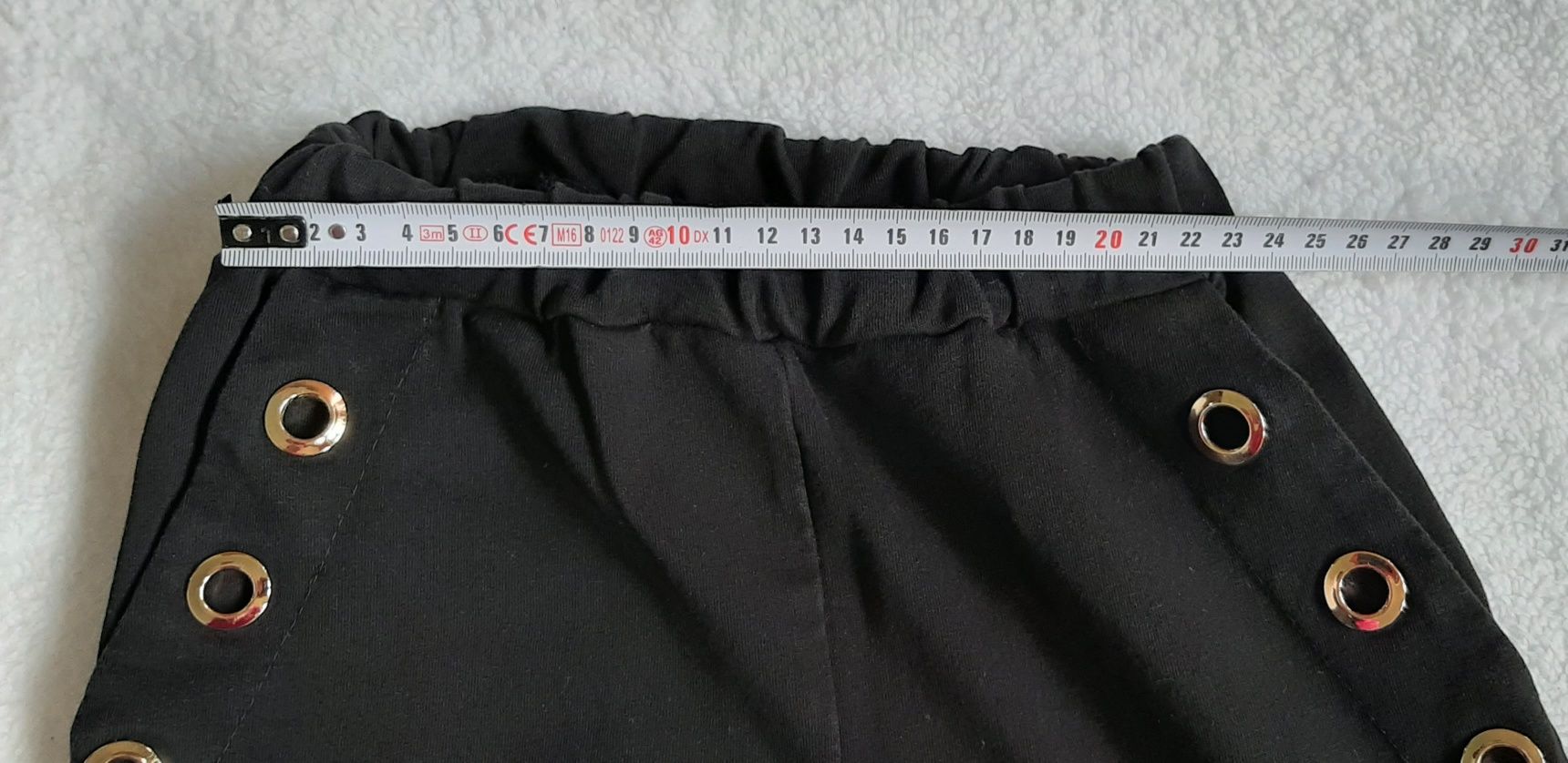 Czarne spodnie dresowe wąskie getry r.128