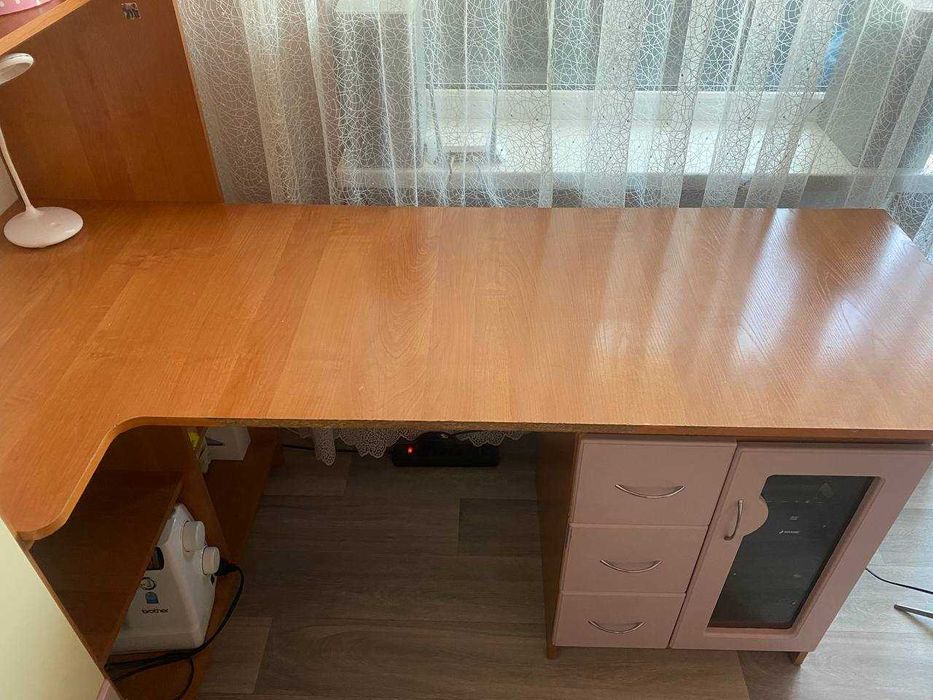 Меблі у дитячу кімнату.  Комп'ютерний стіл.  Куточок школяра.