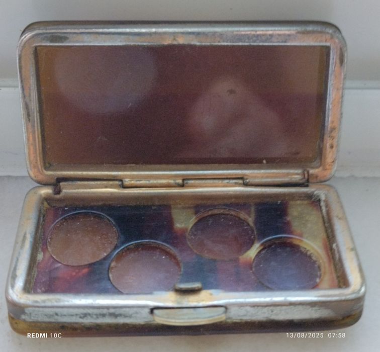 Caixa antiga para comprimidos feita em África