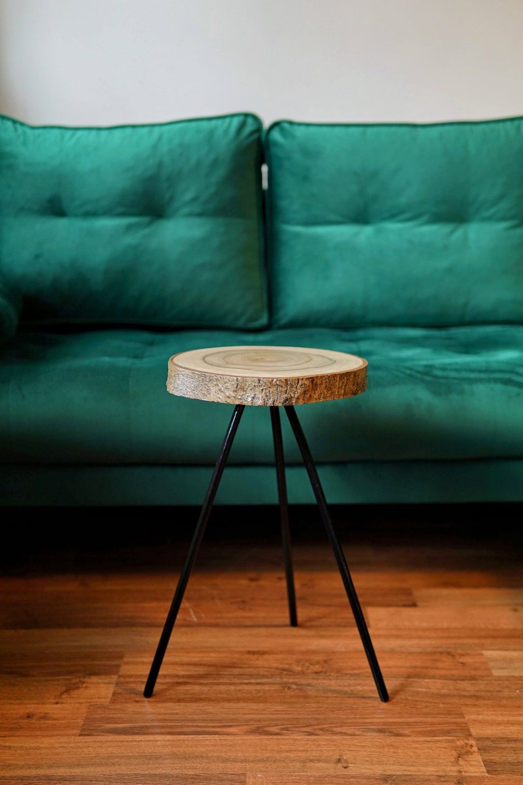 Stolik kawowy z plastra drewna orzech 30cm ręcznie wykonany plaster