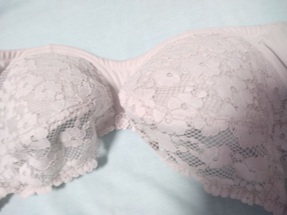 Бюстгальтери   Е