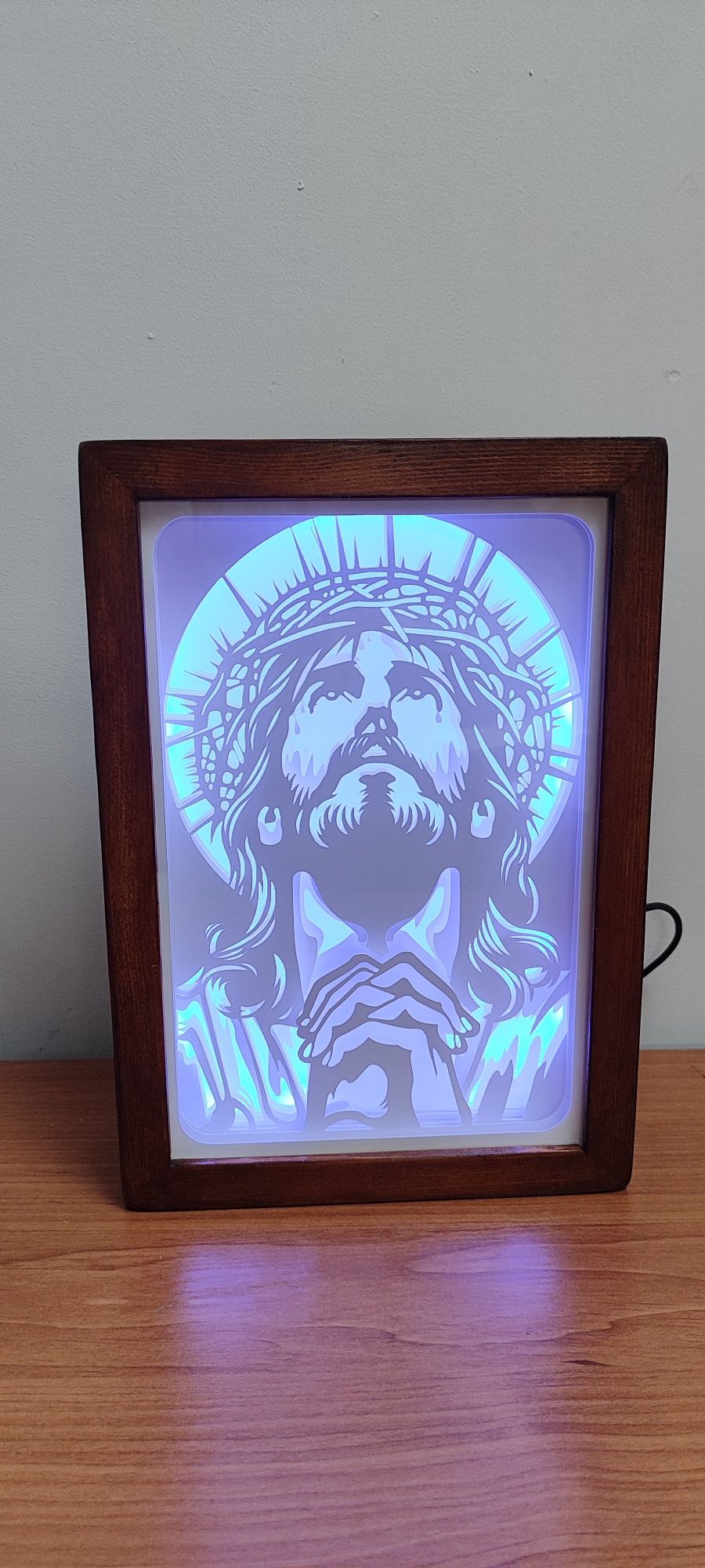 Lampka LED RGB z motywem Jezus w modlitwie (Rękodzieło)