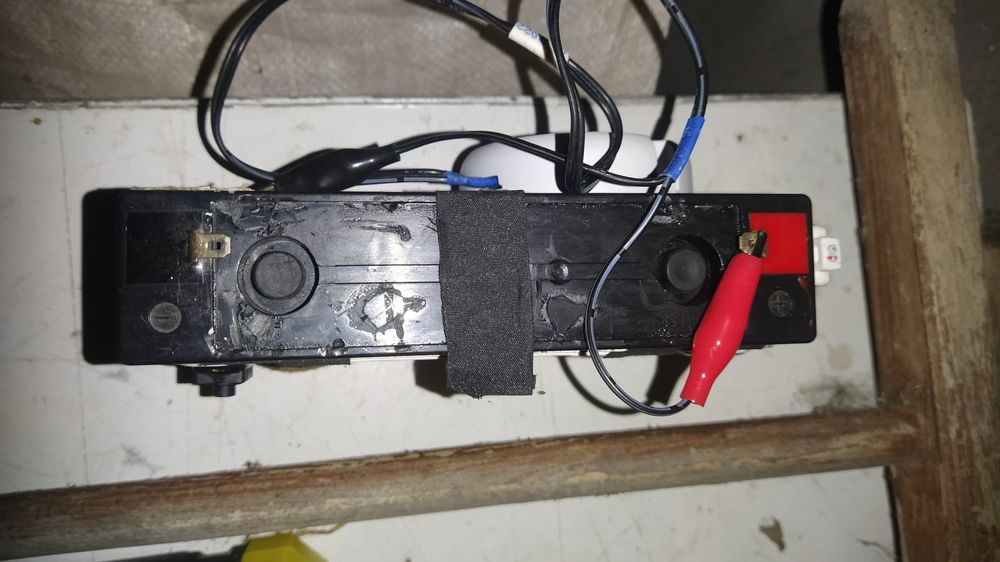 Акумулятор 6В заряд тримає