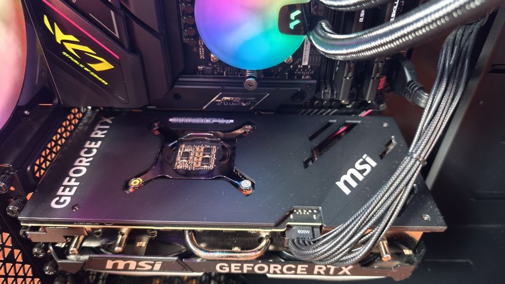 PC gamer custom RTX 4070 Ti SUPER + AMD Ryzen 7 7800X3D (+ see below)
