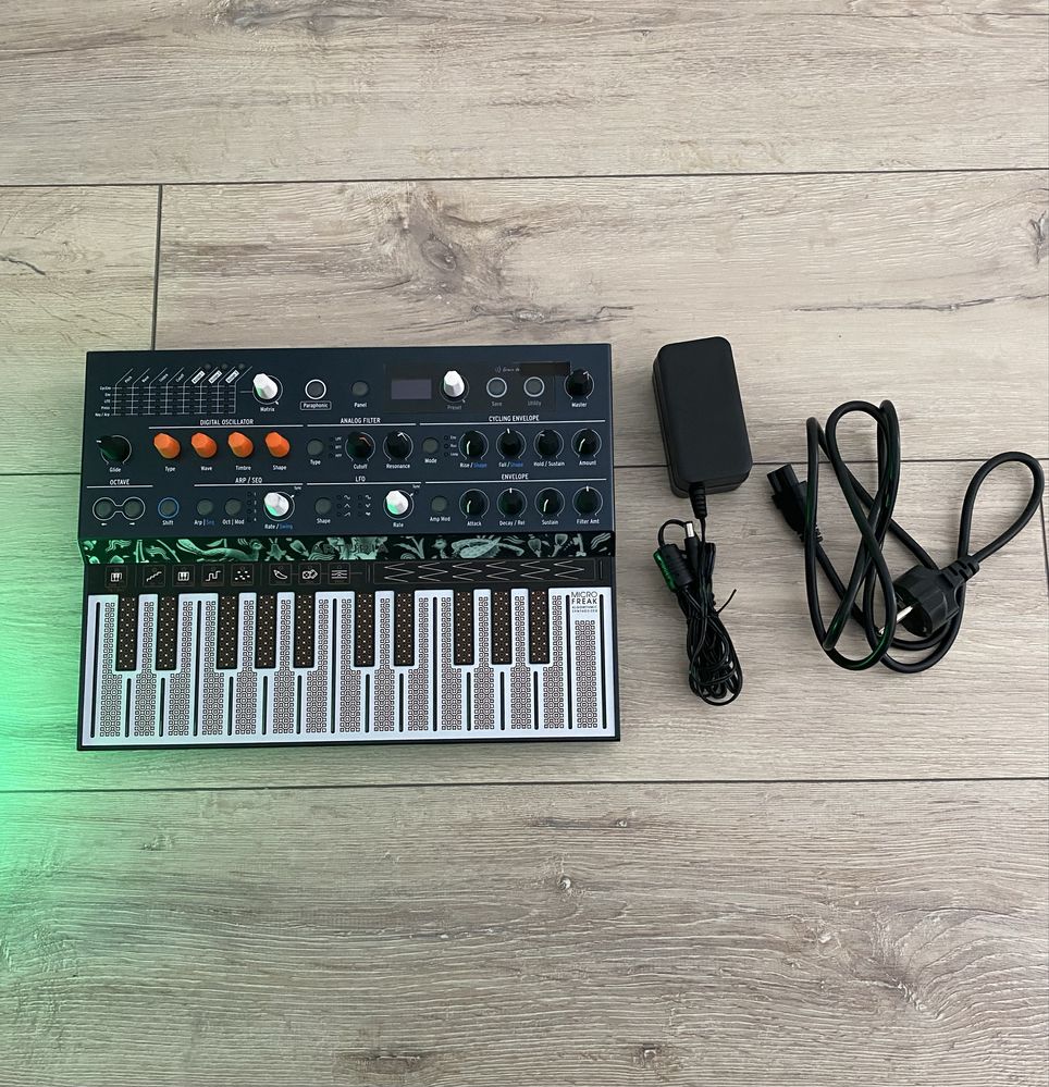 Sprzedam Analogowy Syntezator i walizka od firme ARTURIA