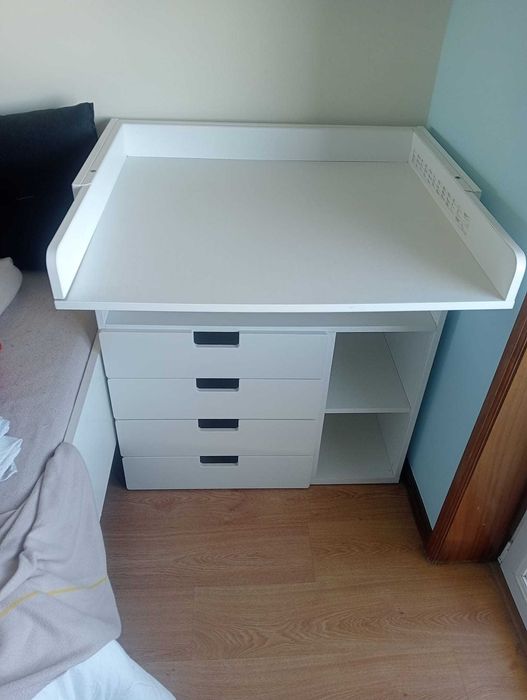 Muda fraldas com 4 gavetas, muito espaço para arrumação