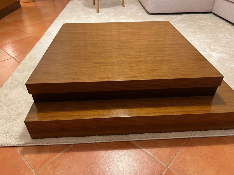 Mesa quadrada de madeira