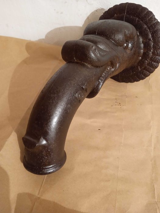 Stary rzygacz pompy z wizerunkiem