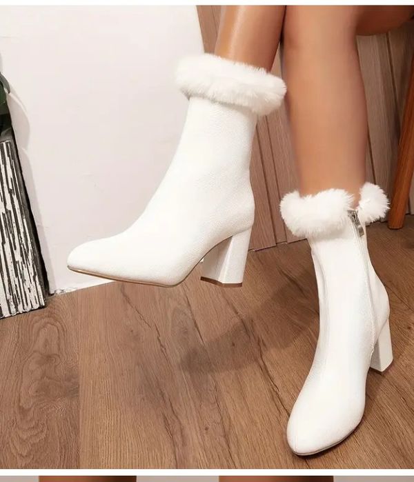 Продам чобітки білі з хутром