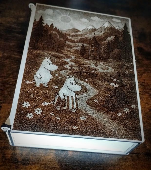 Duże pudełko białe - z motywem Dolina Muminków - szkatułka na prezent