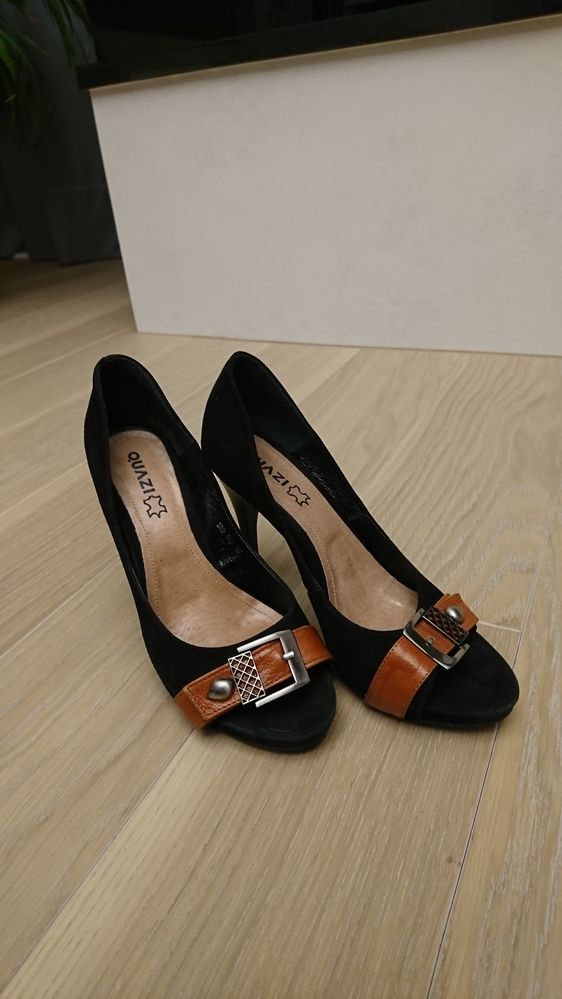 Buty na obcasie.
