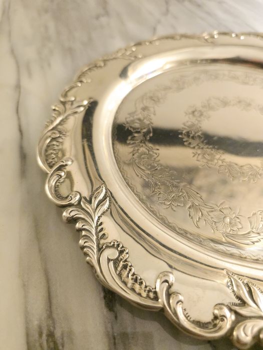 Salva em prata portuguesa águia asa aberta, centro cinzelado.