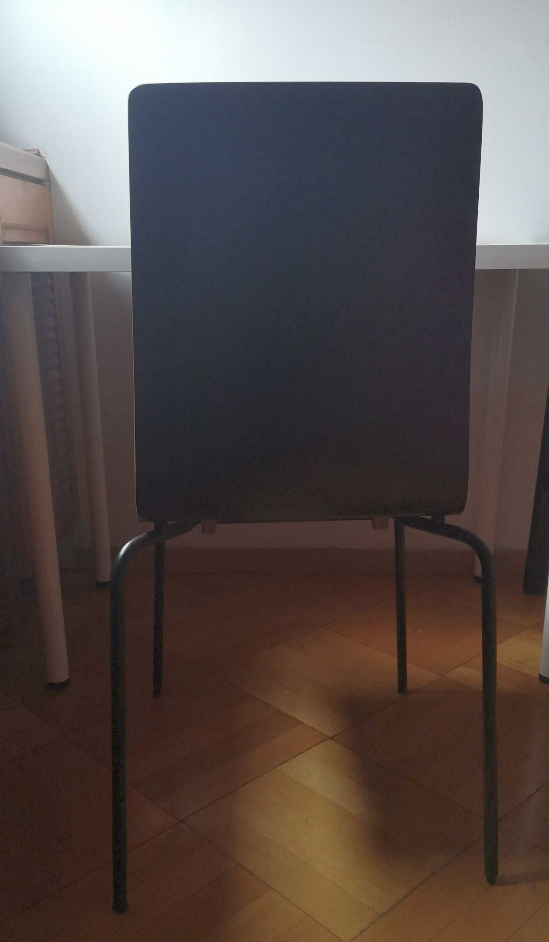 Sprzedam krzesło czarne z litego drewna.