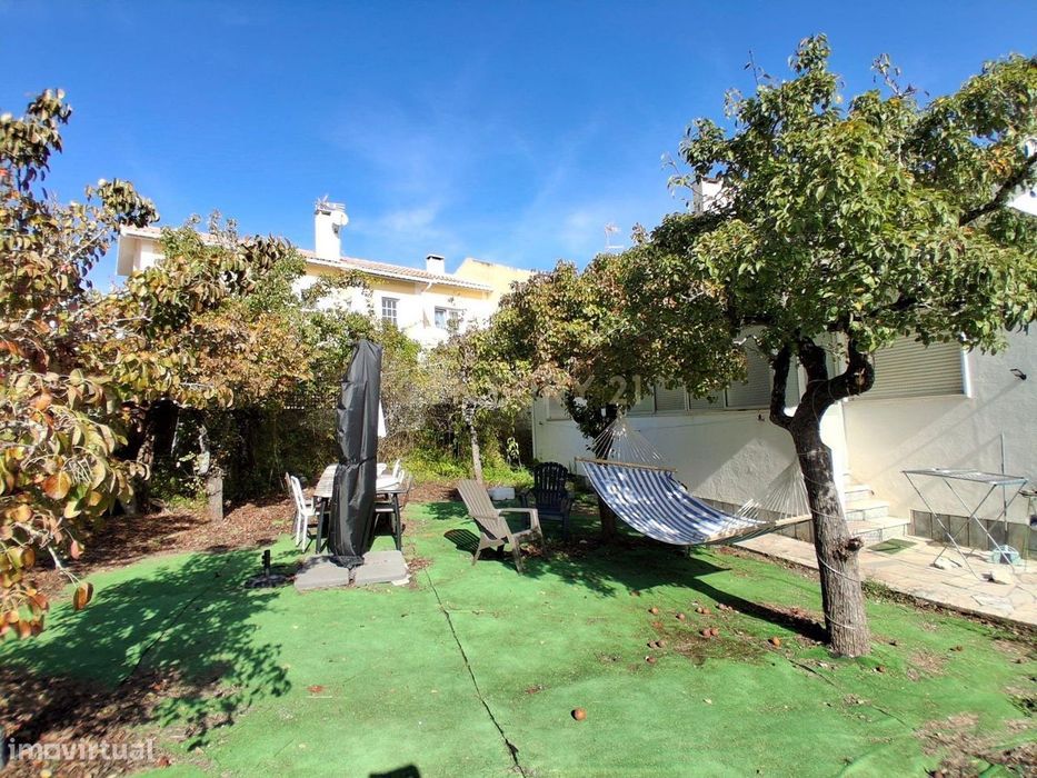 Moradia isolada T3 com ampla garagem e excelente terreno em Algueirão