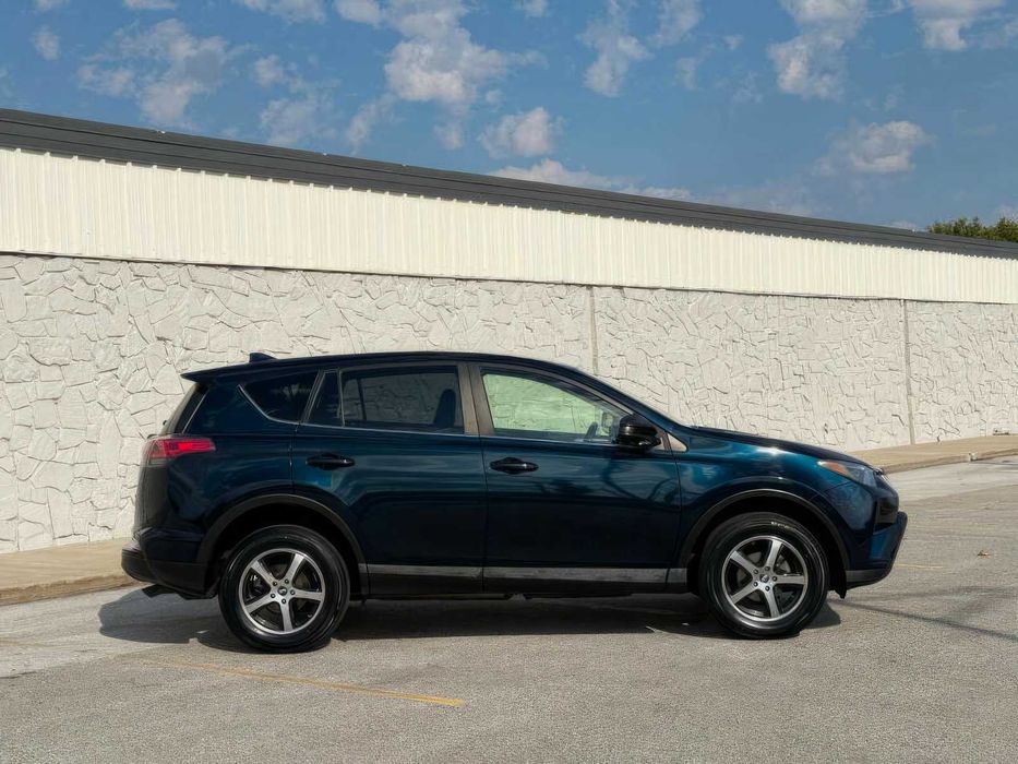 Toyota RAV4 LE      2017