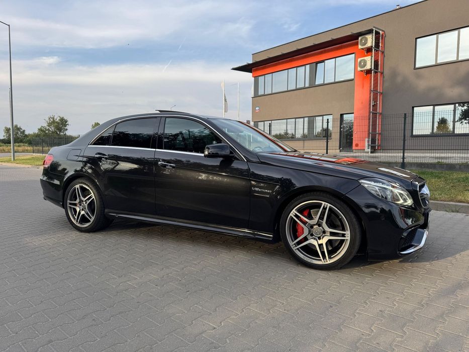 Mercedes-Benz Klasa E 63 AMG 557km tył napęd performance designo