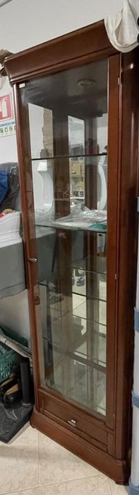 Cristaleira com iluminação interior