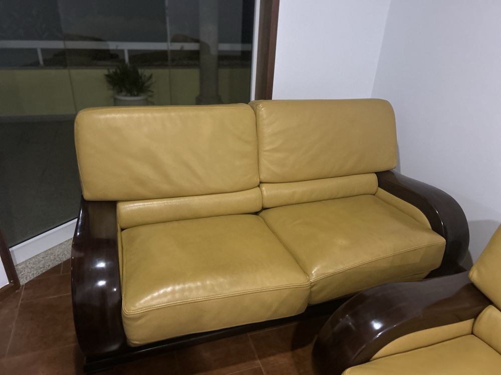 Conjunto de Sofás em Pele – 1 Sofá de 2 Lugares + 2 Poltronas