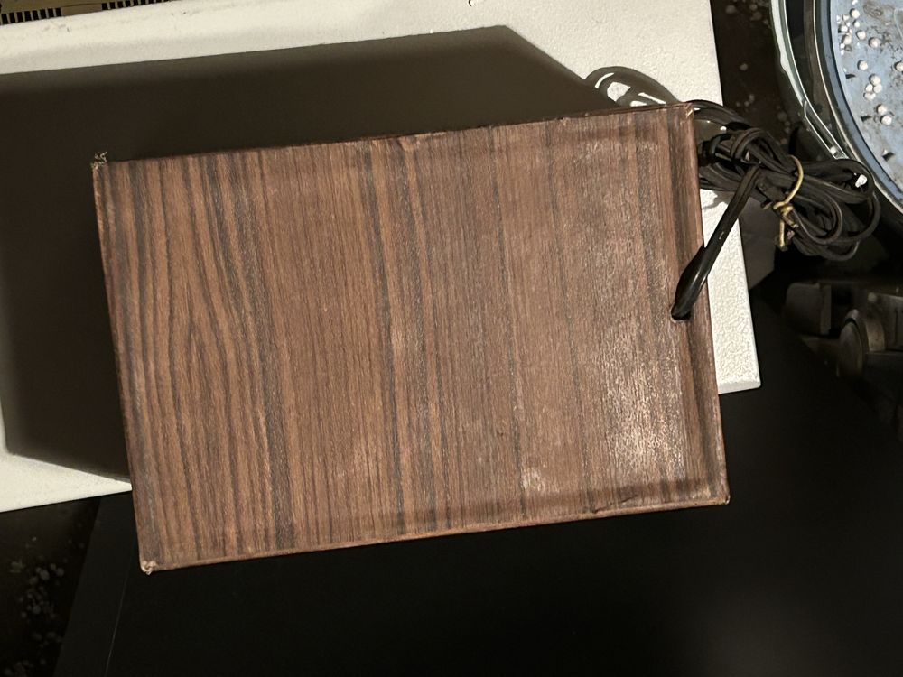 2 głośniki pod tkaniną + radio