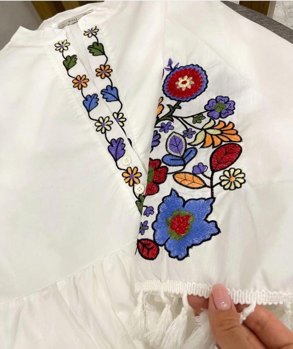 Сукня з вишивкою