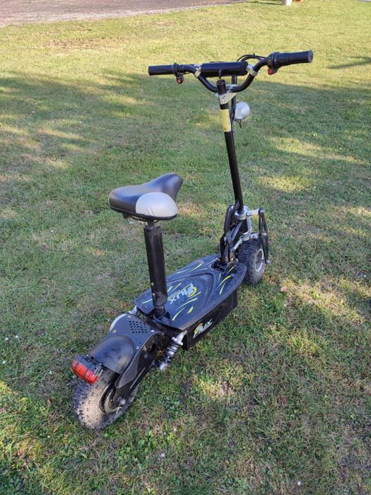Hulajnoga elektryczna z siedziskiem