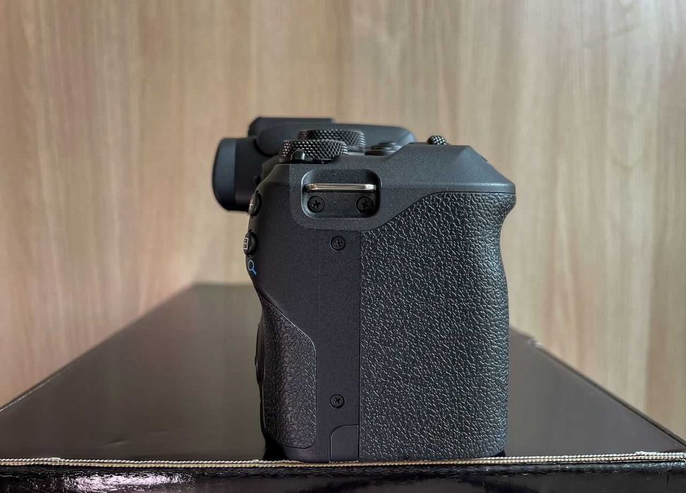 Canon EOS R10 Body – Aparat bezlusterkowy w stanie nowym, pełny zestaw
