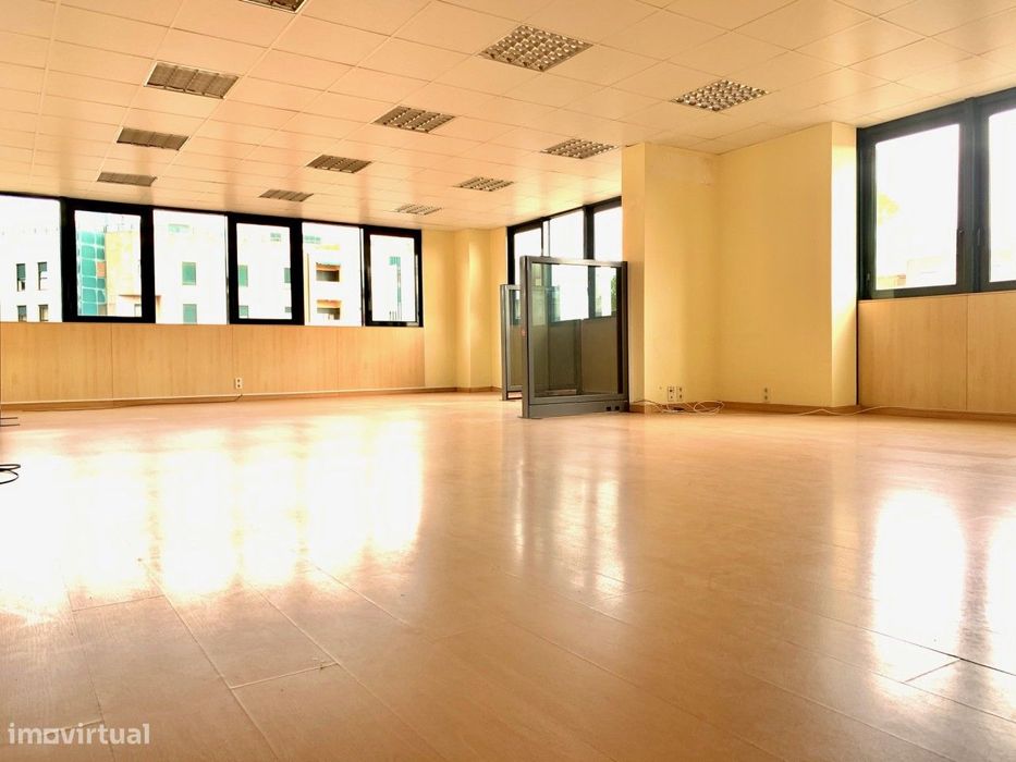 Escritório c/ 100 m2, 1 lugar de garagem, junto á Casa da Música...