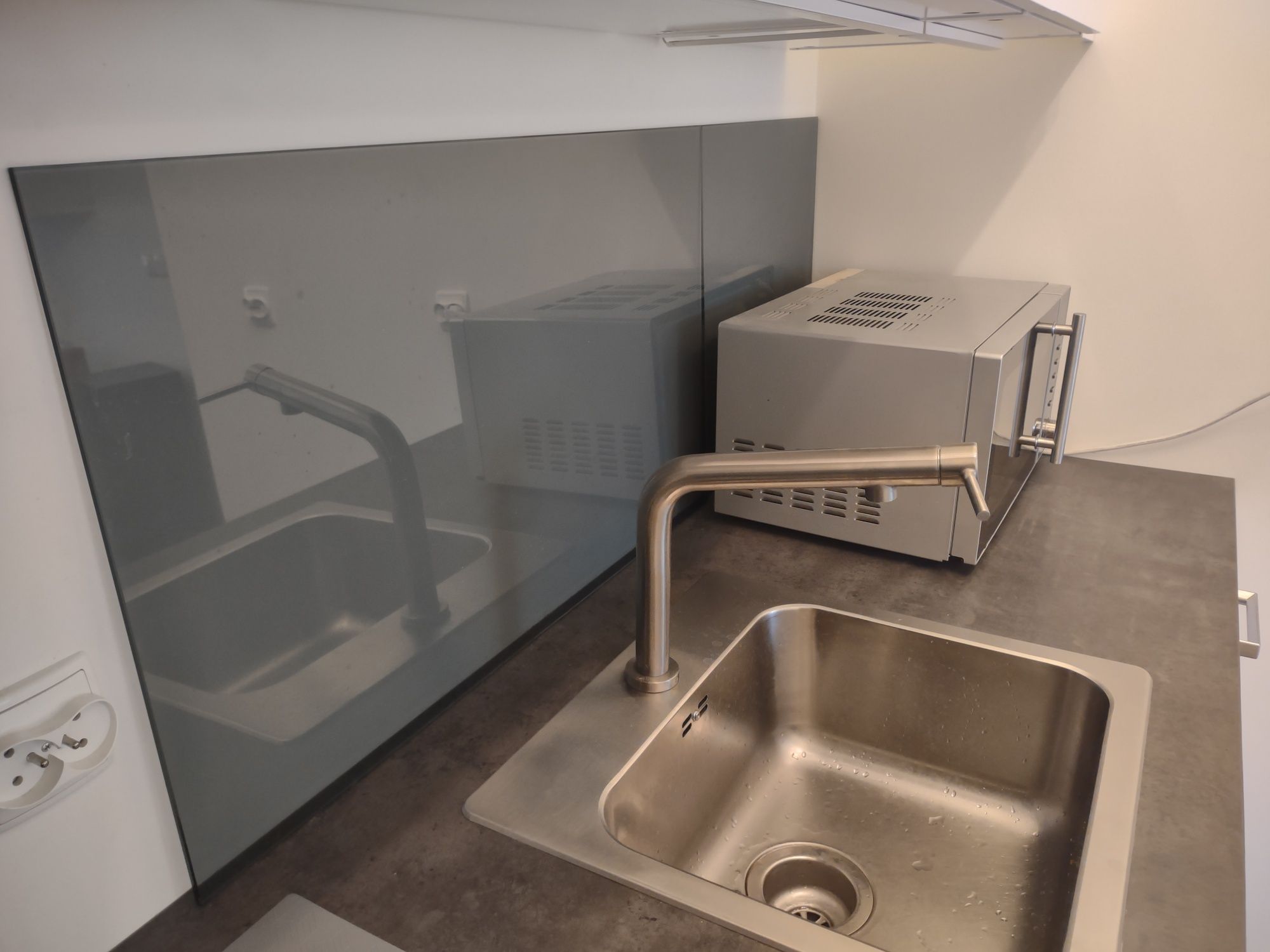 Dwa panele szklane hartowane Ikea na ścianę do kuchni