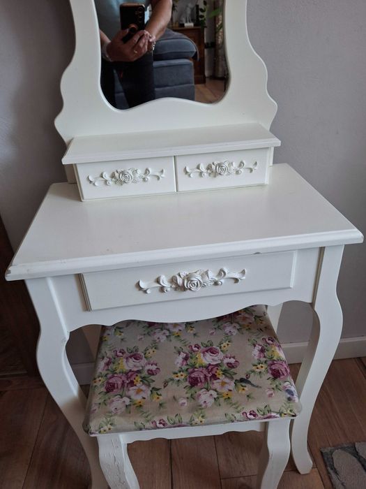 Biała toaletka kosmetyczna z lustrem i taboretem