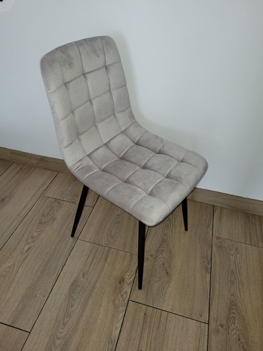 Krzesło welurowe pikowane