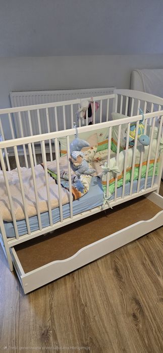Łóżeczko dziecięce białe drewniane z szufladą i materacem + zestaw