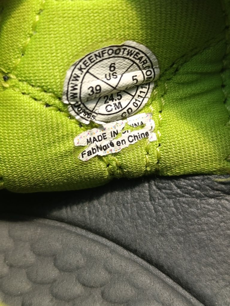 Keen 38.5р. чоловічі трекінгові босоніжки.